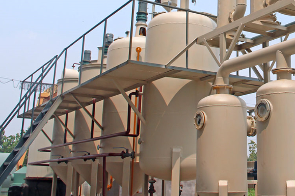 Video about running waste oil refinery machine